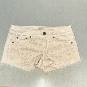 JEAN SHORTS American Eagle Outfitters 🌸 Cream 🌸 Distressed Hem 🌸 Cotton 🌸 floral